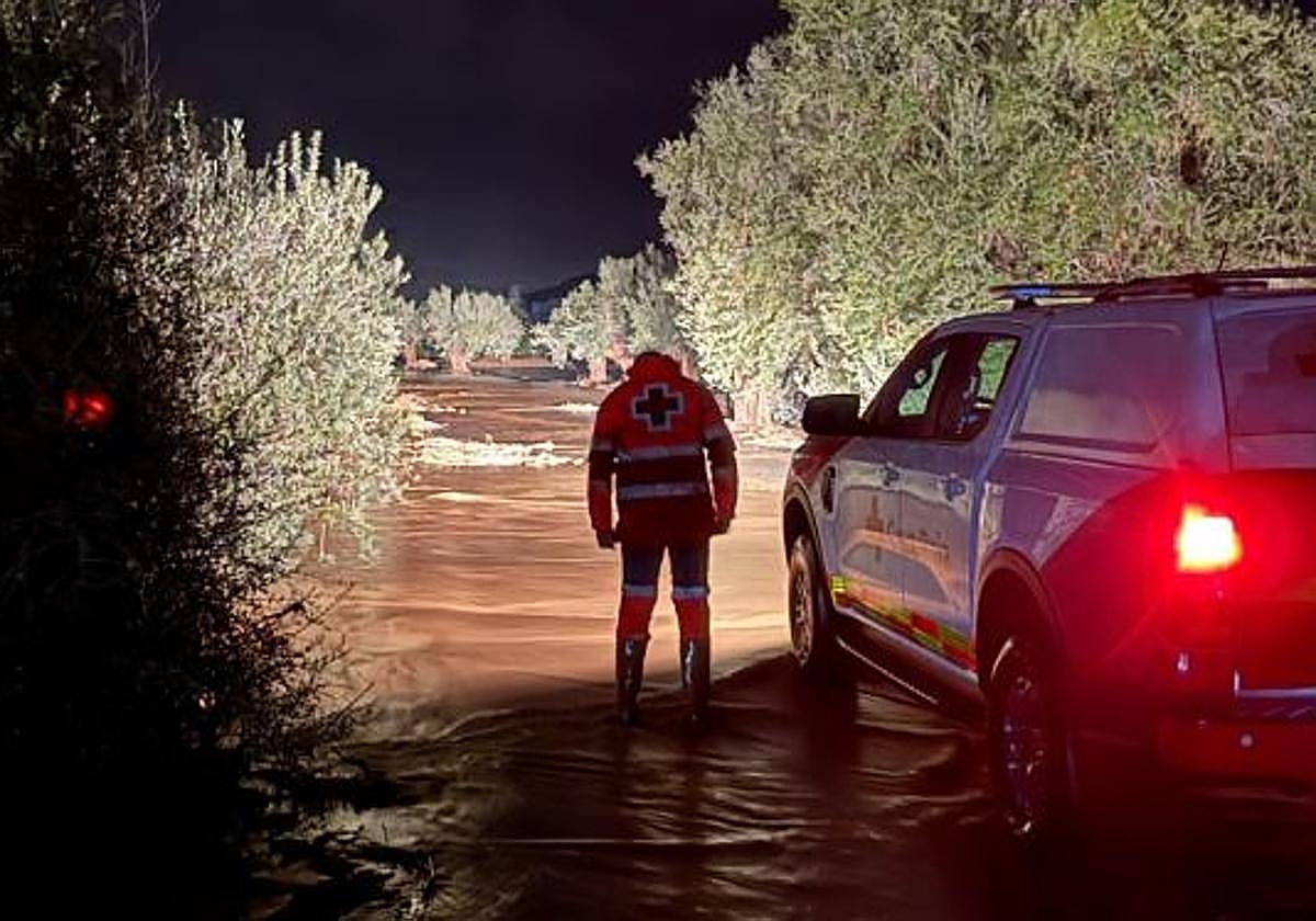 Efectivos de la Cruz Roja, este domingo en Pulpí