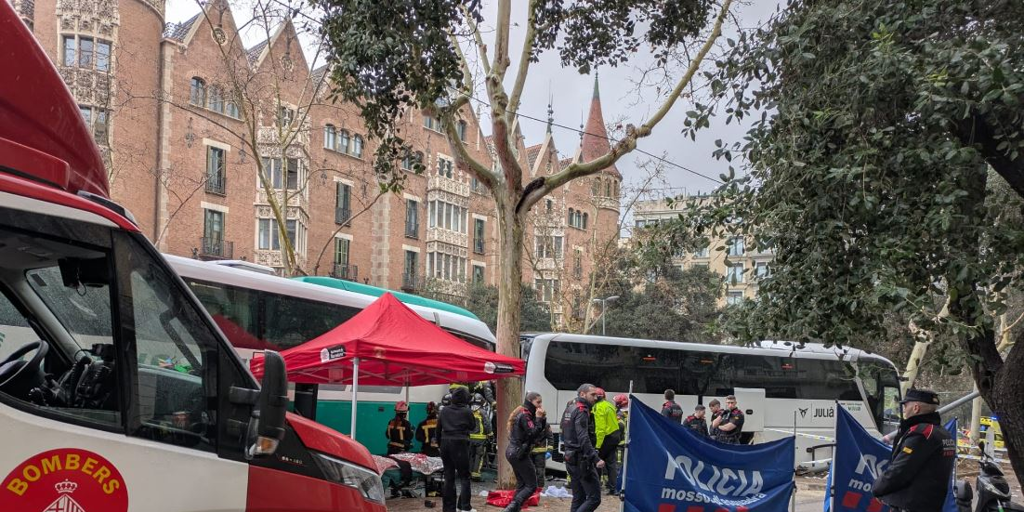 Treinta y cuatro heridos, cuatro críticos, en un choque de dos autocares en la Diagonal de Barcelona