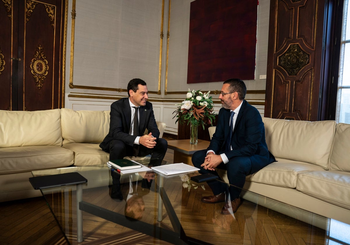 Juanma Moreno con José Juan Franco durante la reunión