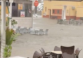 Salida de ramblas y carreteras cortadas por el temporal de lluvia que se ceba con el Levante de Almería