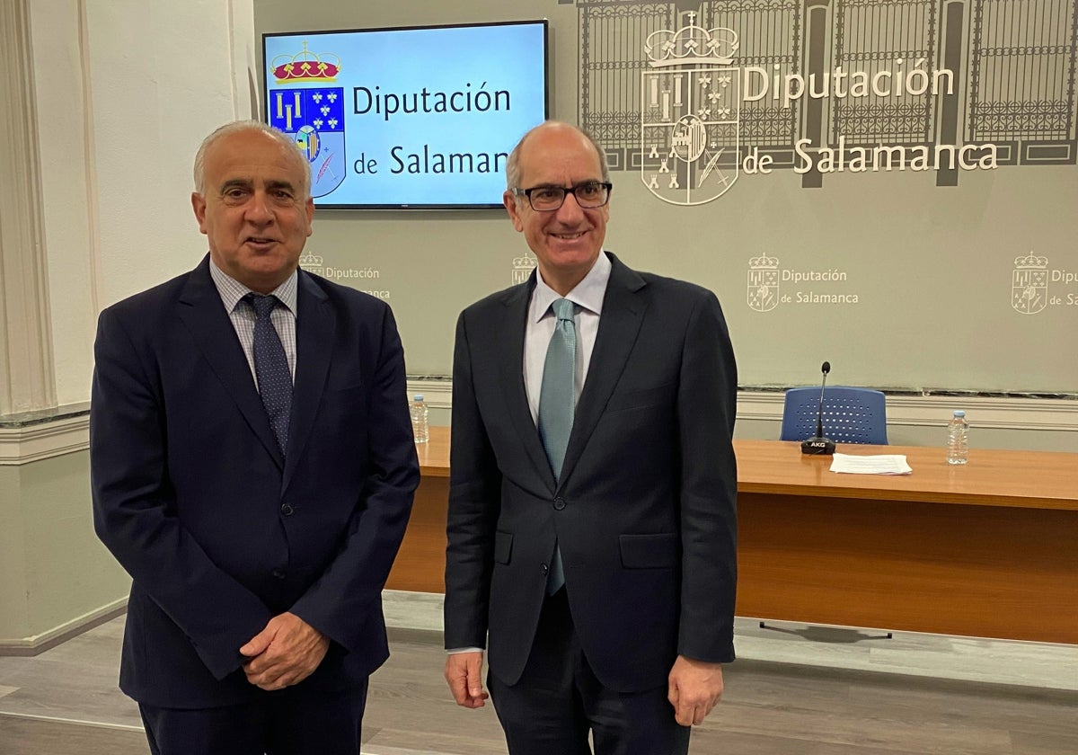 Jesús María Ortiz (i) y Javier Iglesias (d), antes de la presentación del Plan de Carreteras de la Diputación de Salamanca