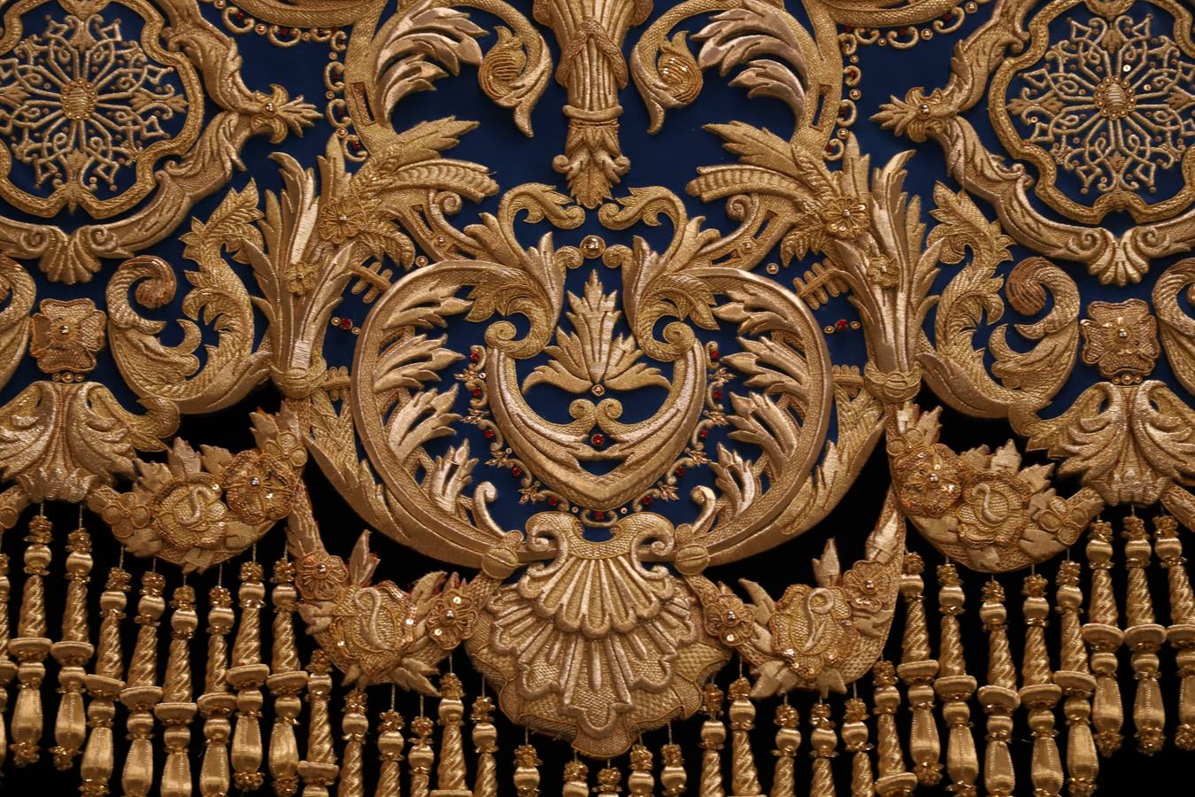 La deslumbrante bambalina lateral del palio de la Piedad de Córdoba, en imágenes