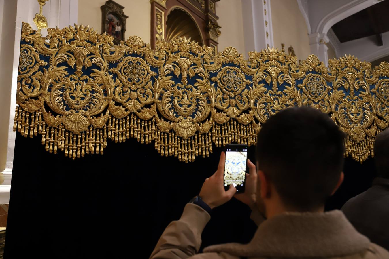 La deslumbrante bambalina lateral del palio de la Piedad de Córdoba, en imágenes