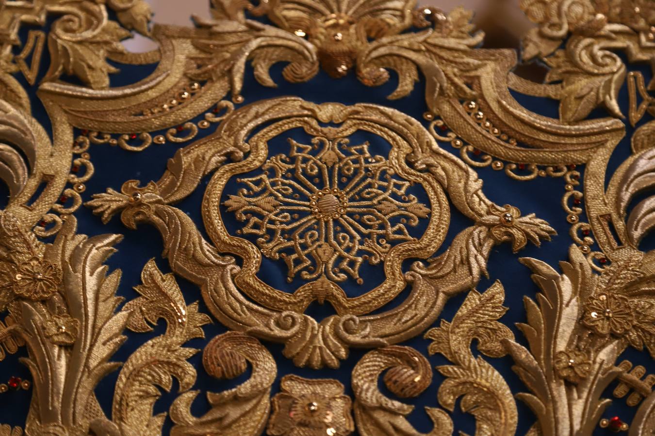 La deslumbrante bambalina lateral del palio de la Piedad de Córdoba, en imágenes