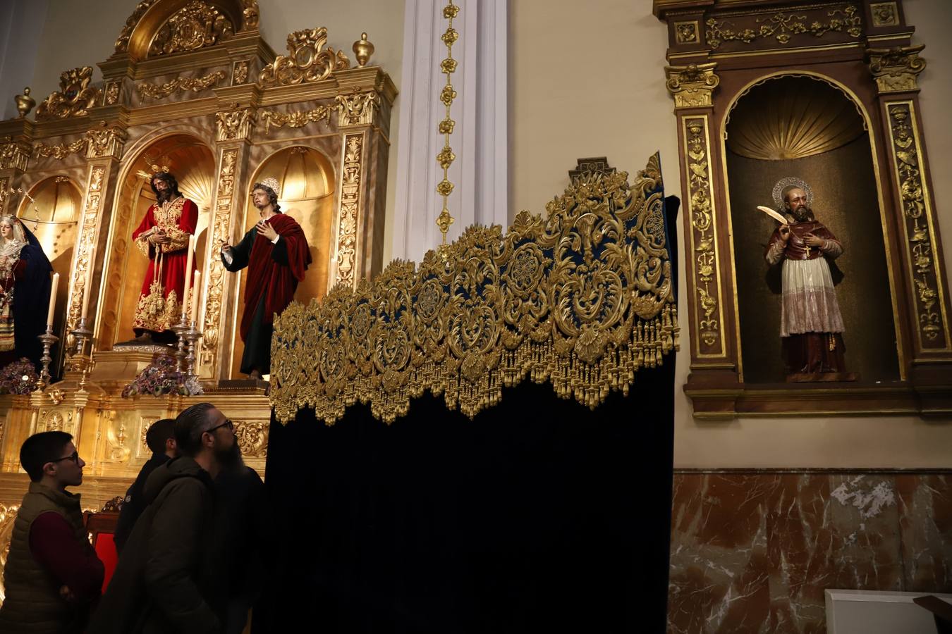 La deslumbrante bambalina lateral del palio de la Piedad de Córdoba, en imágenes