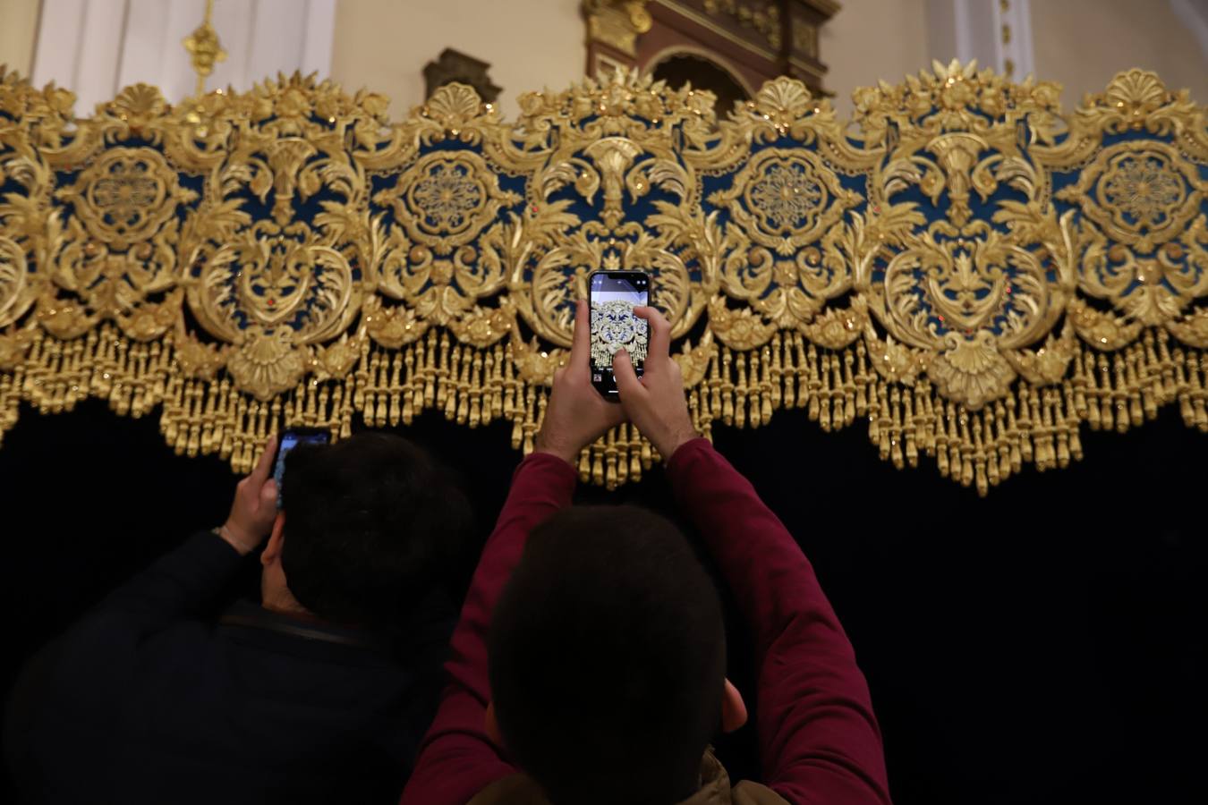 La deslumbrante bambalina lateral del palio de la Piedad de Córdoba, en imágenes