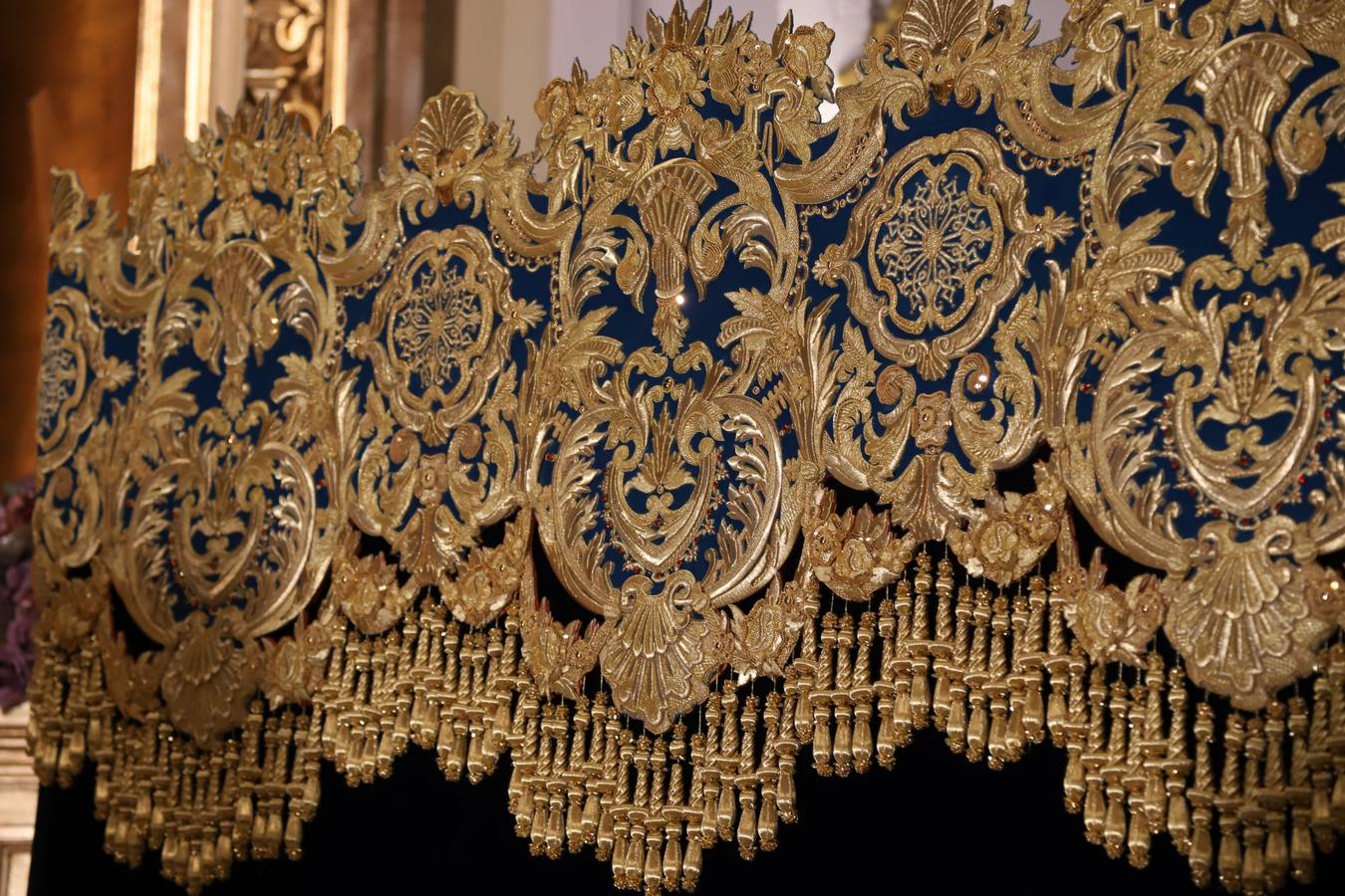 La deslumbrante bambalina lateral del palio de la Piedad de Córdoba, en imágenes