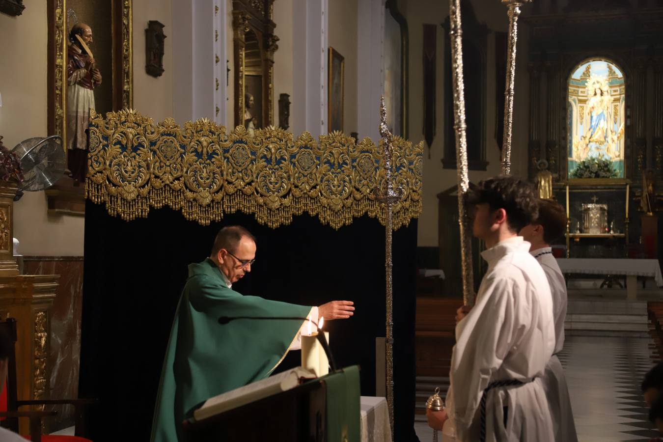 La deslumbrante bambalina lateral del palio de la Piedad de Córdoba, en imágenes