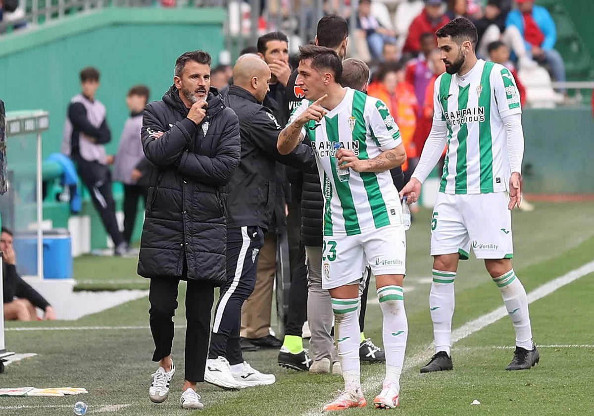 Iván Ania conversa con Carracedo durante una jugada del partido ante el Granada