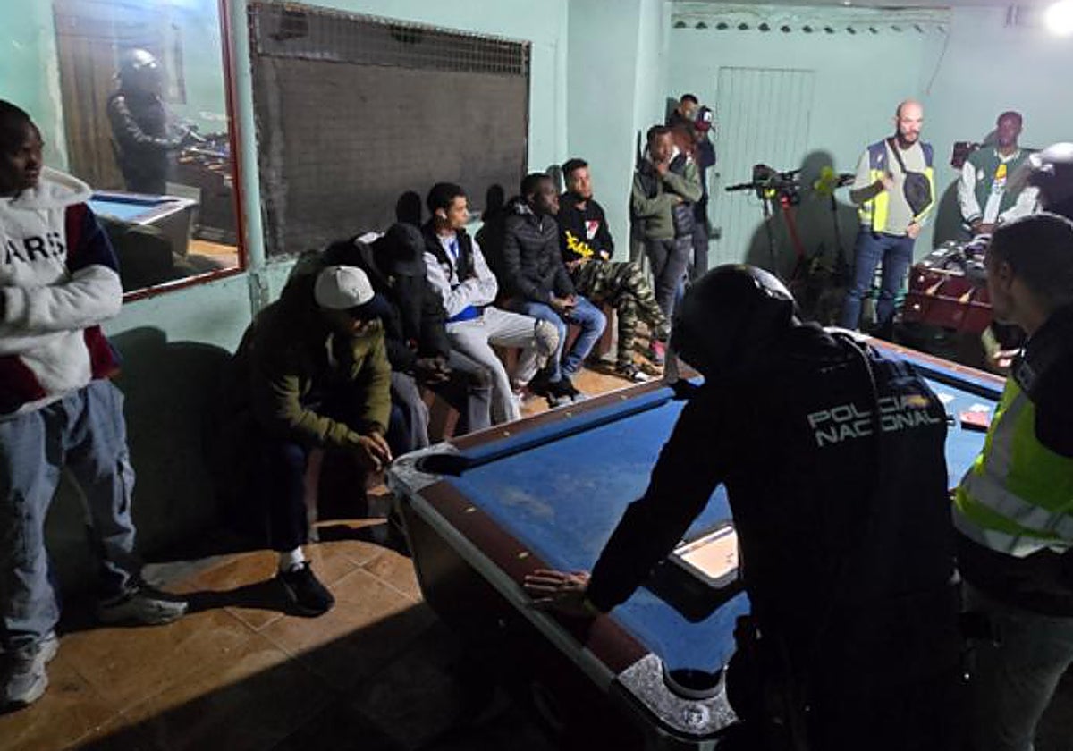 Imágenes del operativo de la Policía Nacional para desmantelar el burdel en Níjar