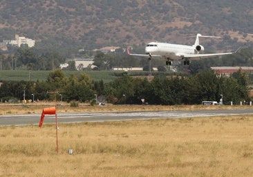 Buscan azafatas de vuelo con sueldos de hasta 2.900 euros al mes: no se necesita experiencia