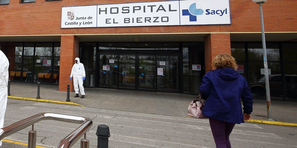 El Hospital del Bierzo (León) se queda sin oncólogos de plantilla por un mes y seguirán acudiendo profesionales de otras provincias