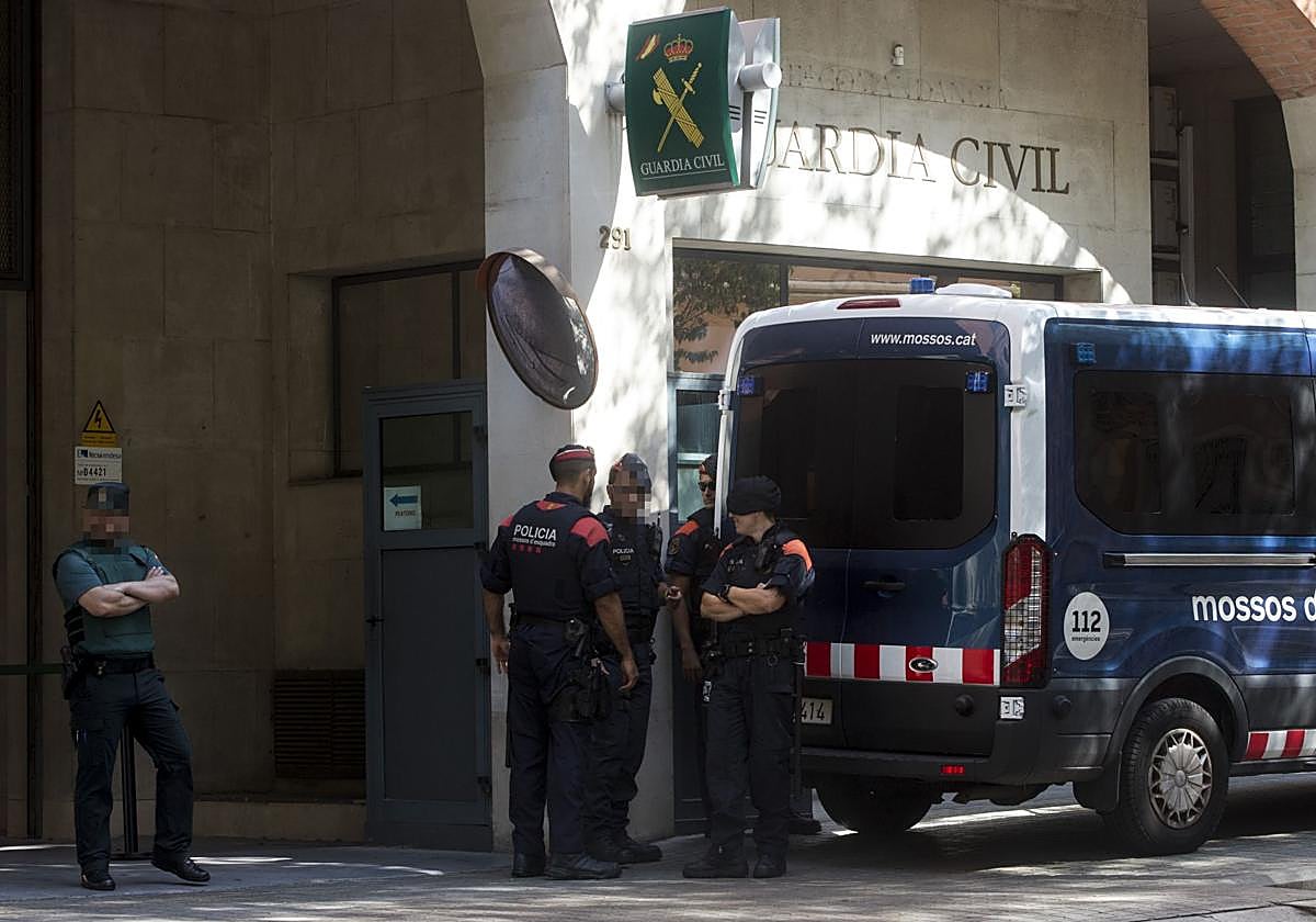 Mossos y Guardias Civiles en una fotografía de 2017