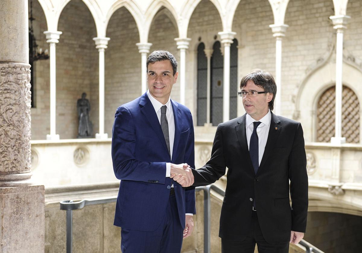 Pedro Sánchez y Carles Puigdemont, en una imagen de 2016