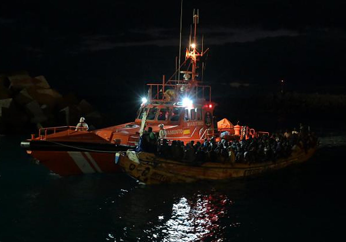 Cayuco rescatado de madrugada en El Hierro en foto de archivo