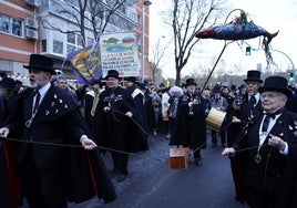 El castizo entierro de la sardina despidió el Carnaval sin gigantes ni cabezudos por la lluvia