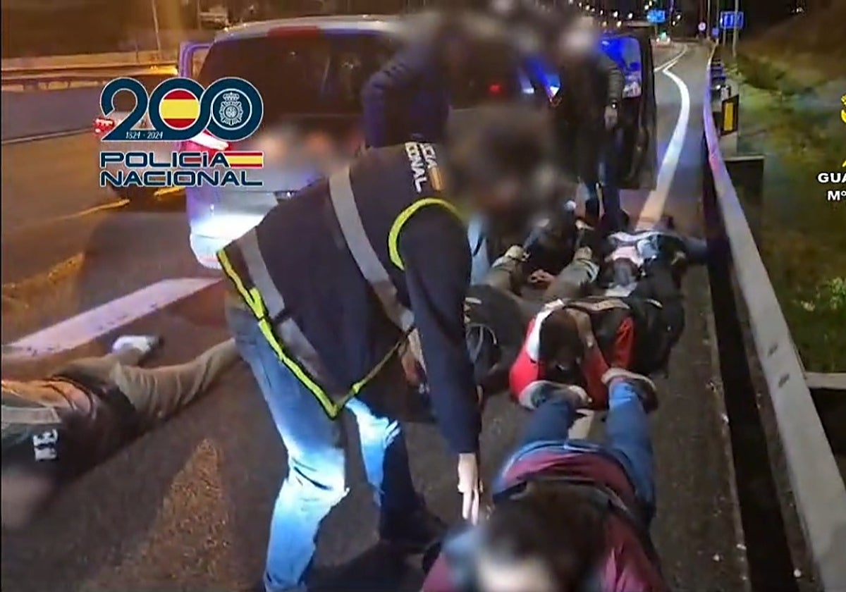 Agentes de la Policía Nacional con las personas interceptadas en la A-2