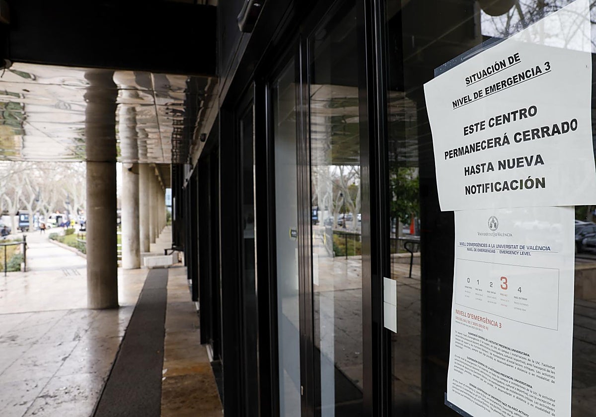 Detalle del cartel a la entrada de la Universitat de Valencia avisando de su cierre