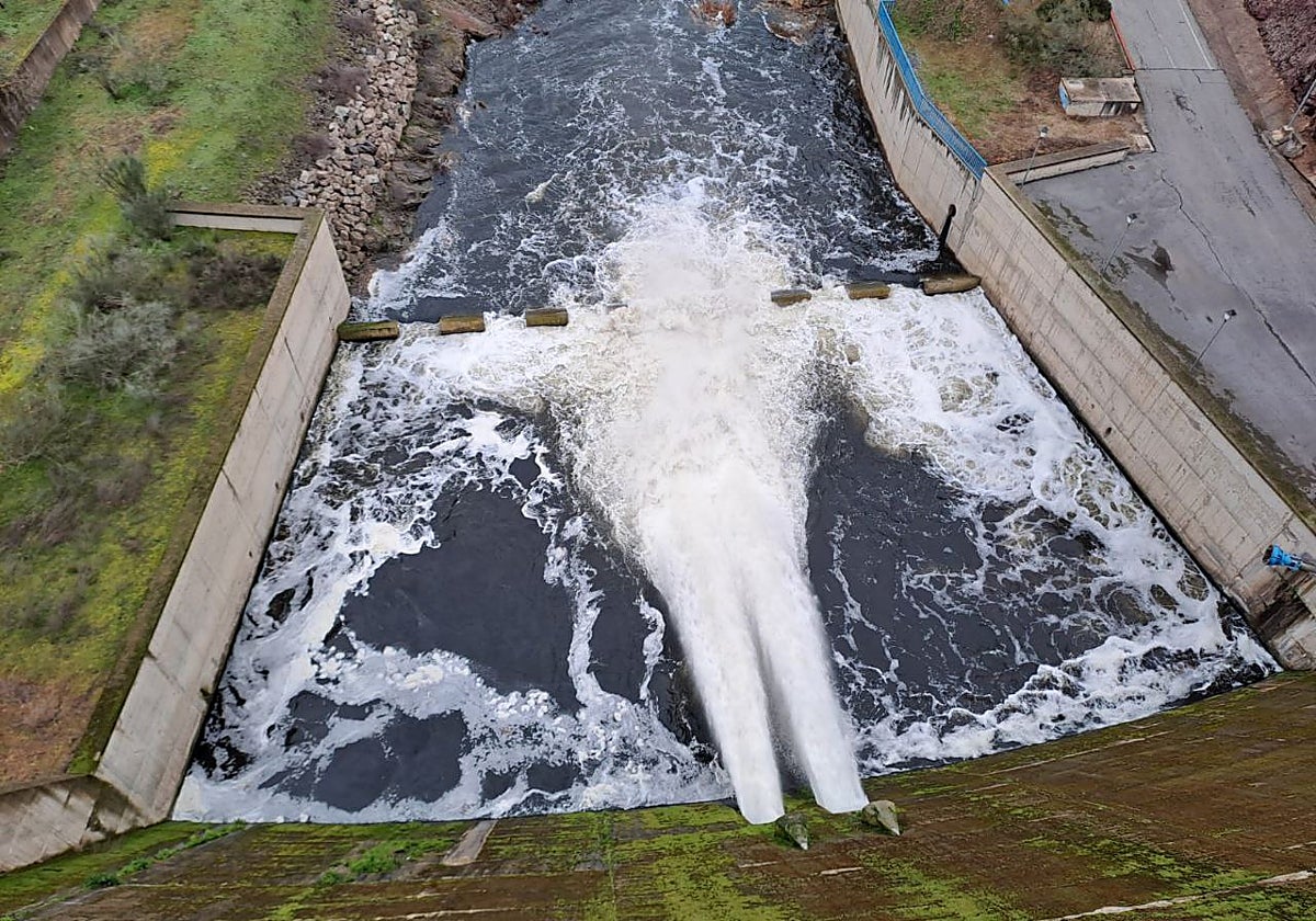 Liberación de agua en el embalse de La Colada