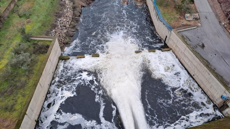 El embalse de La Colada empieza a soltar agua al estar al 92% de su capacidad