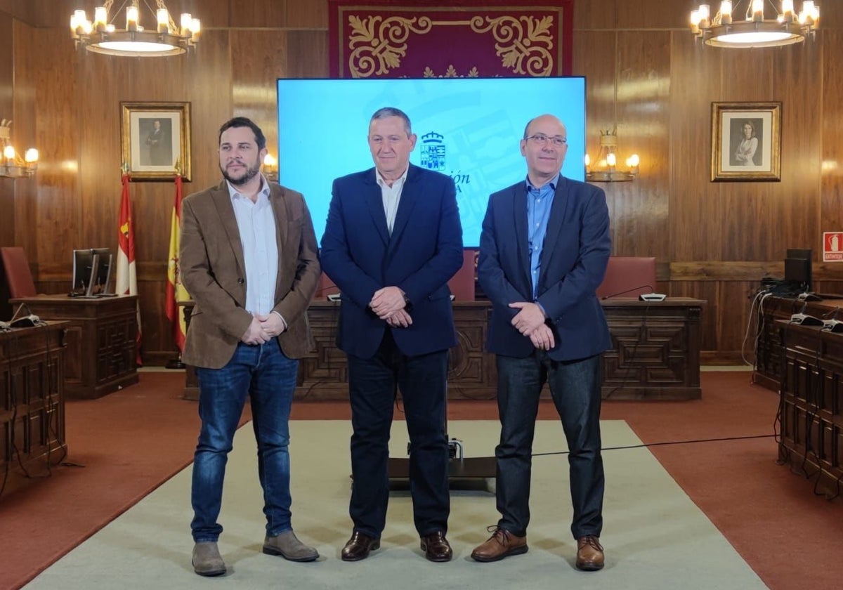 El vicepresidente primero de la Diputación de Zamora, Víctor López; el presidente de la institución, Javier Faúndez, y el diputado de Economía, José Manuel Salvador, antes de la rueda de prensa