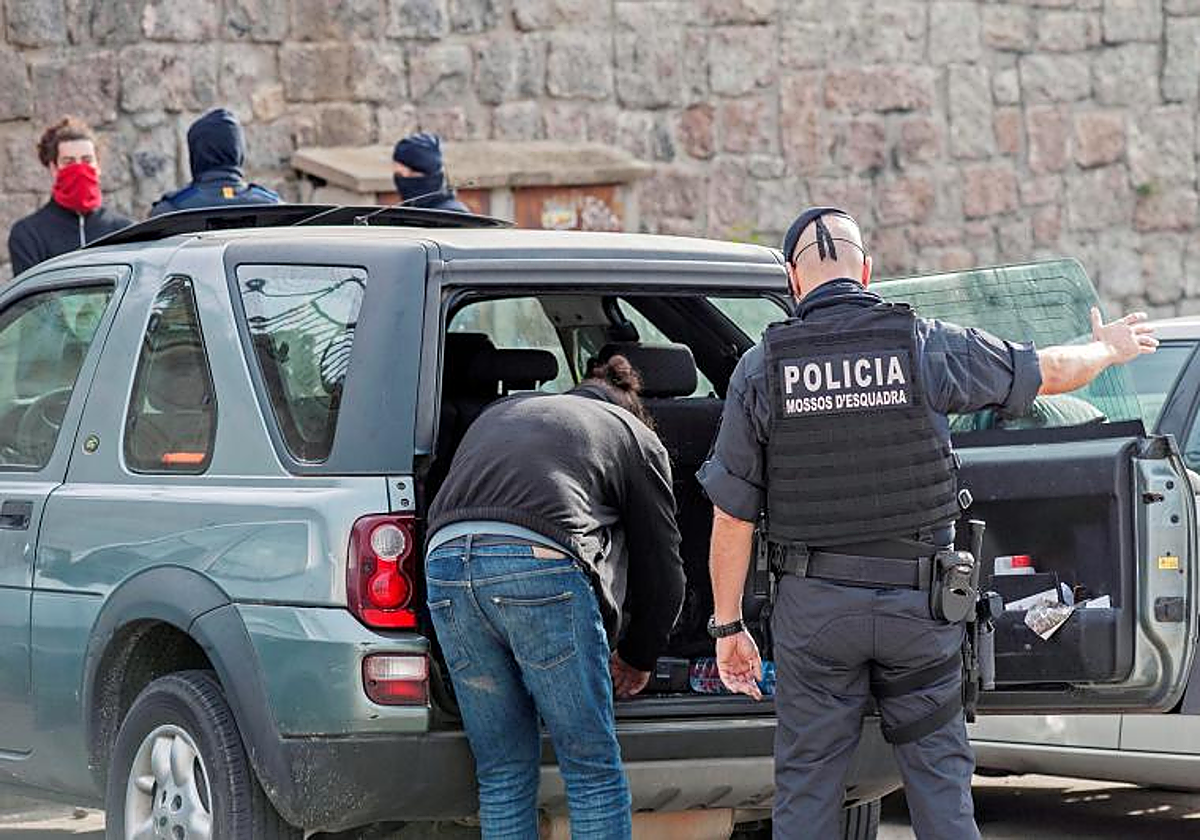 Un agente de los Mossos d'Esquadra realizando un control y registro cerca de La Junquera (Gerona) y la frontera con Francia