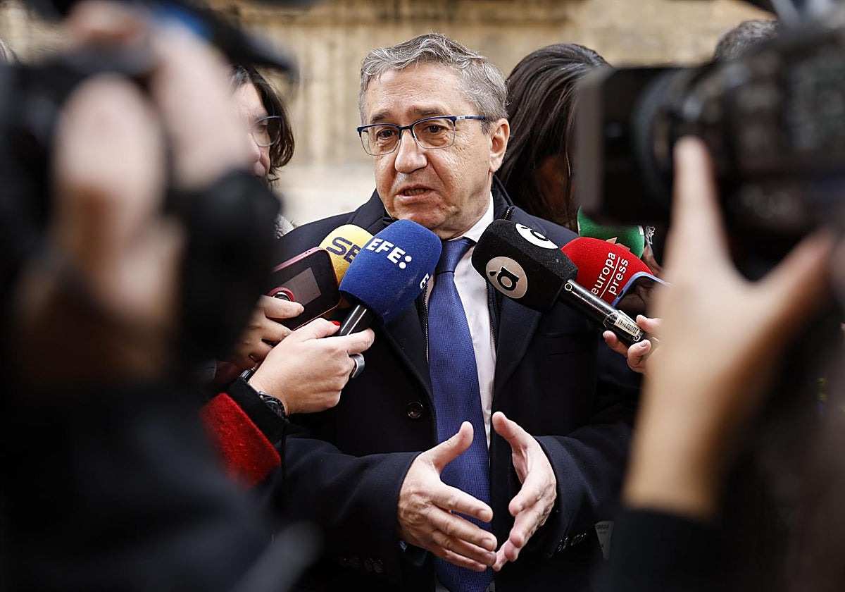 El conseller de Educación, Cultura, Universidades y Empleo, José Antonio Rovira, atiende a los medios