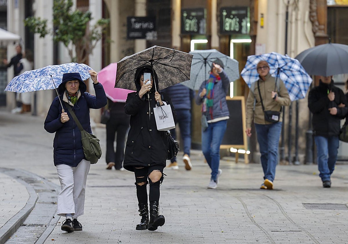 Imagen de varias personas con paraguas en la ciudad de Valencia este pasado martes