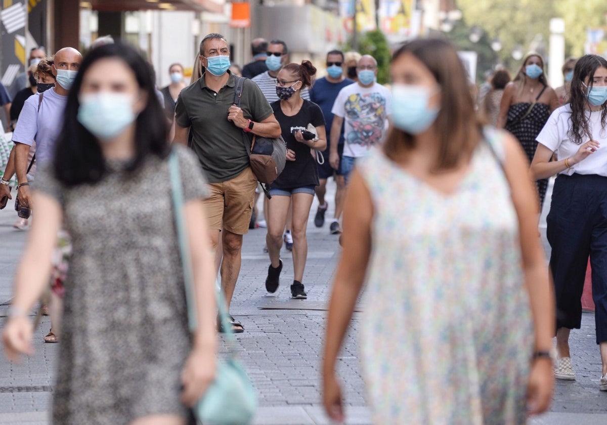 Imagen de personas con mascarilla durante la pandemia de coronavirus