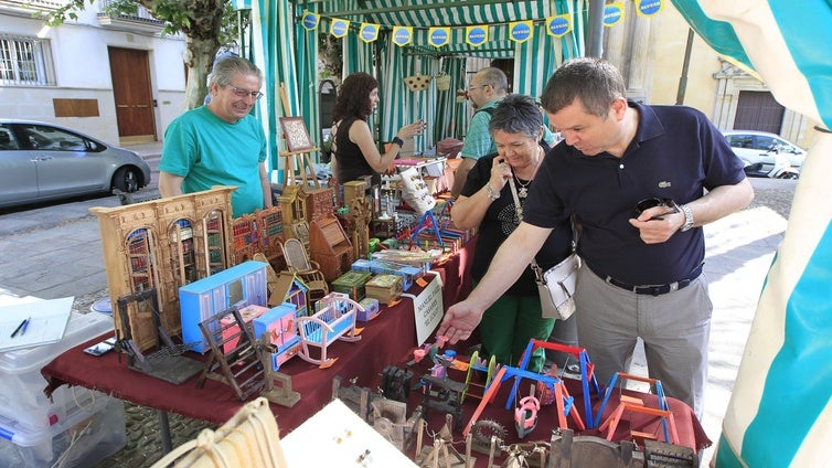 El Ayuntamiento de Córdoba crea un mercado de artesanía junto a la Calahorra de octubre de 2025 a julio de 2026