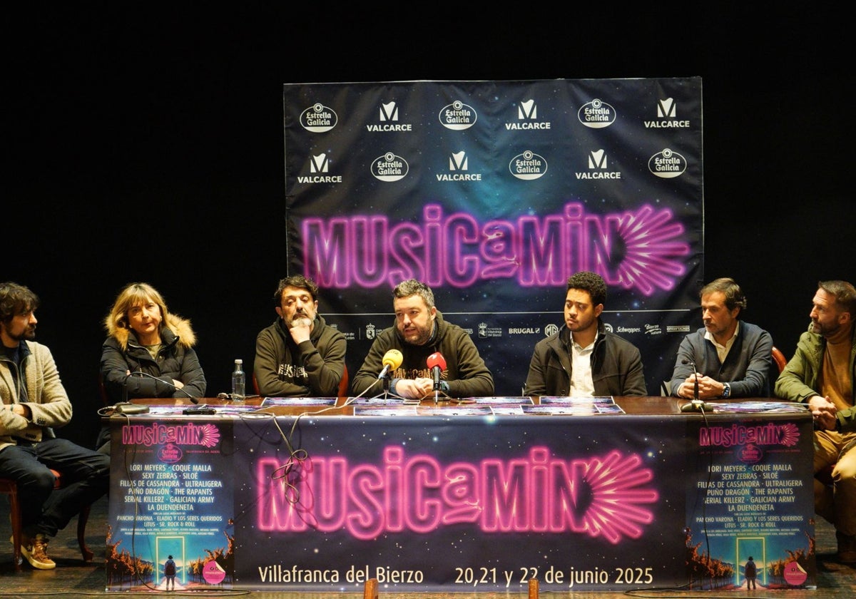 El alcalde de Villafranca del Bierzo, Anderson Batista, junto al coordinador de proyectos del Instituto Leonés de Cultura, Emilio Gancedo; el presidente de la DO Bierzo, Adelino Pérez, y representantes de la organización del festival y de la Zona Norte de Estrella Galicia, durante la presentación de la II edición del Festival Musicamino