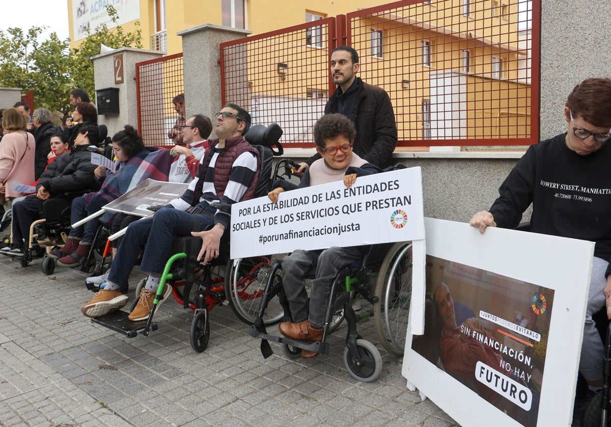 Participantes en la protesta de las asociaciones de discapacidad