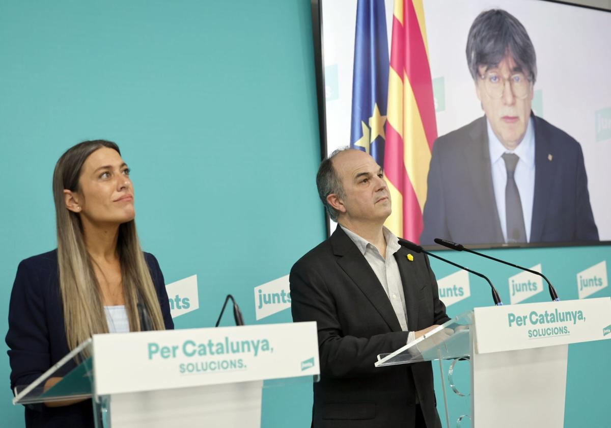 Míriam Nogueras y Jordi Turull, de Junts, con Carles Puigdemont al fondo