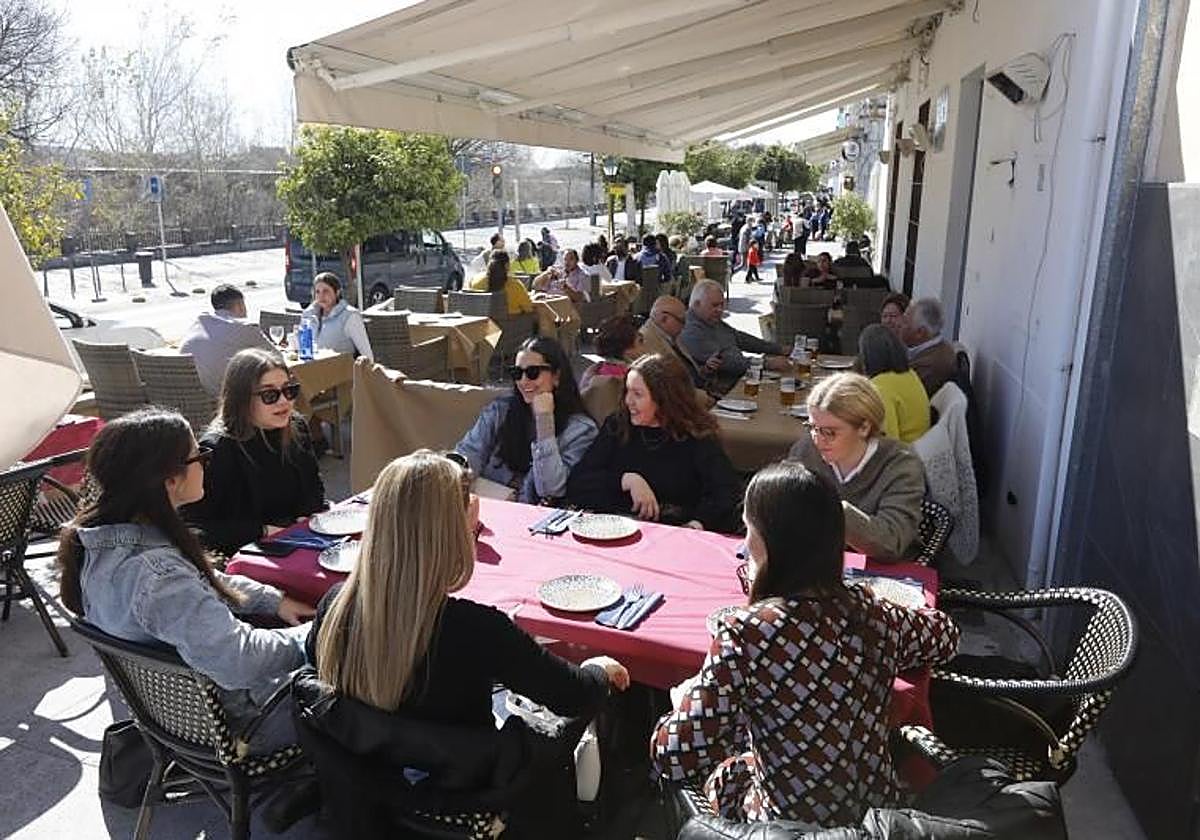 Clientes en la terraza de un restaurante de Córdoba