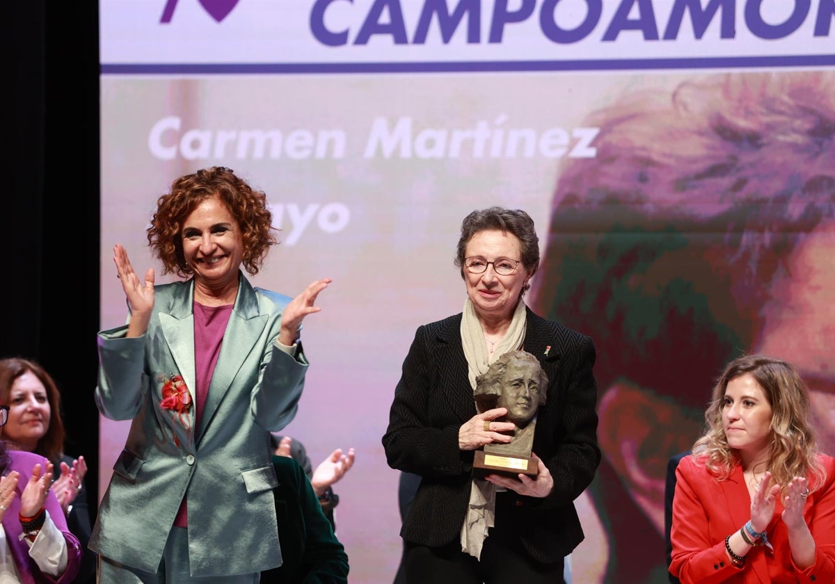 La exconsejera Carmen Martínez Aguayo recibe un premio 'Clara Campoamor' de manos de la secretaria general del PSOE-A y vicepresidenta primera del Gobierno, María Jesús Montero, este jueves en Mairena del Aljarafe