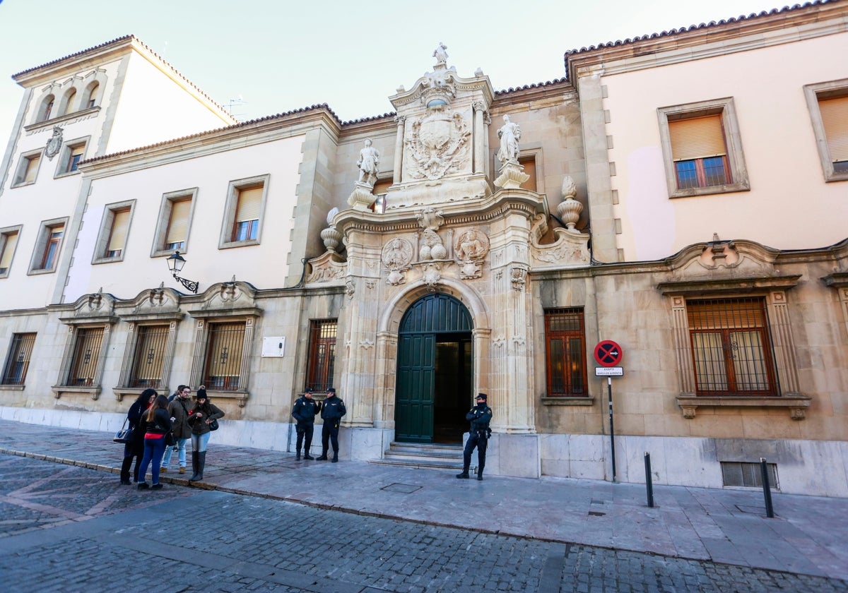 Imagen de archivo de la fachada de la Audiencia Provincial de León