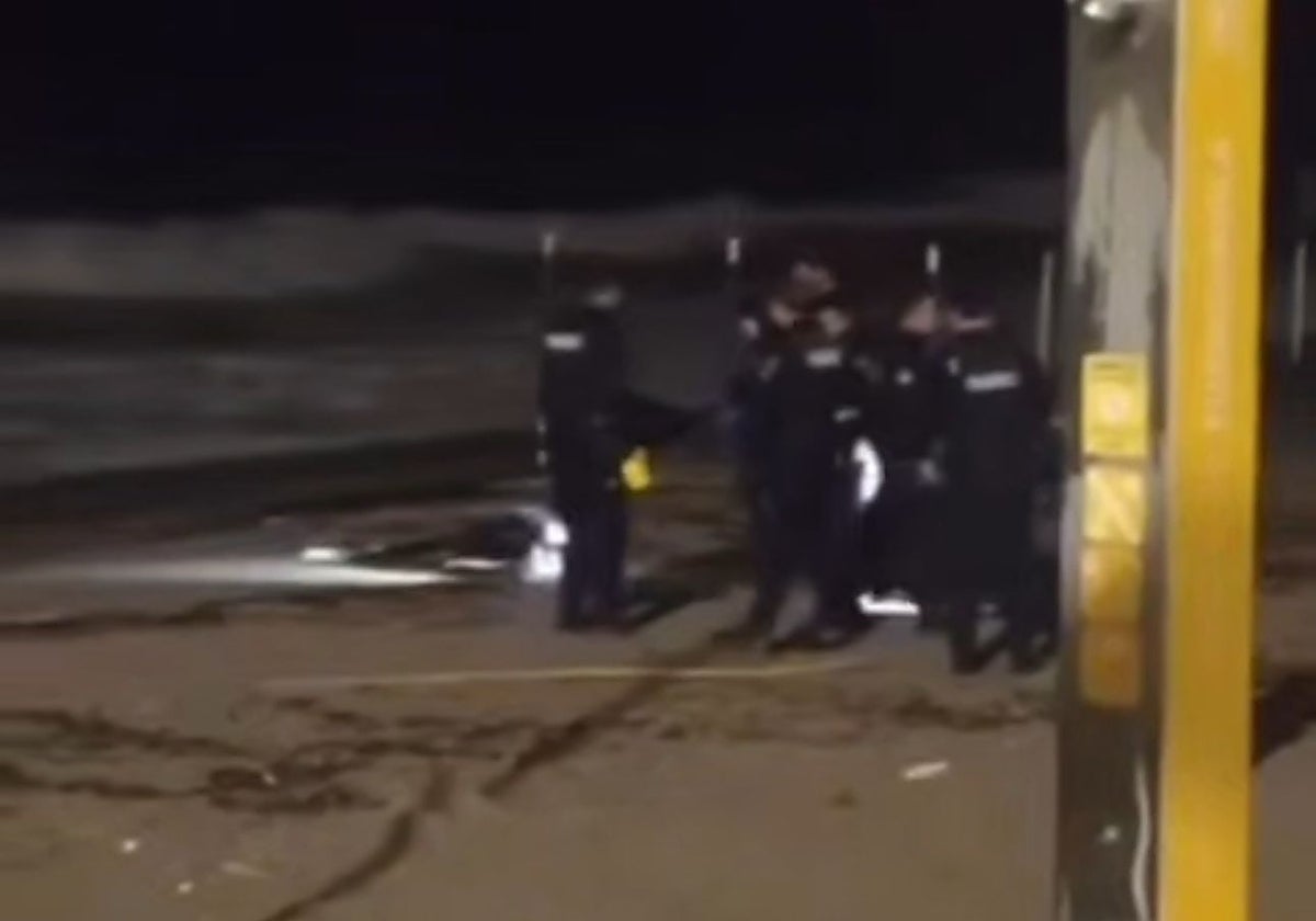 La Policía en el lugar donde se halló el cuerpo