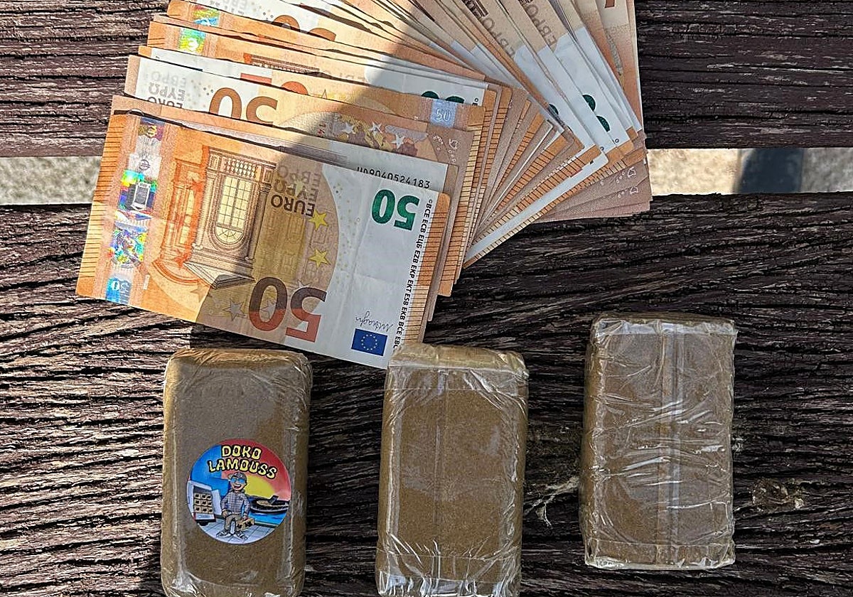 Dinero y tabletas de hachís incautadas por la Guardia Civil de Guadajalara
