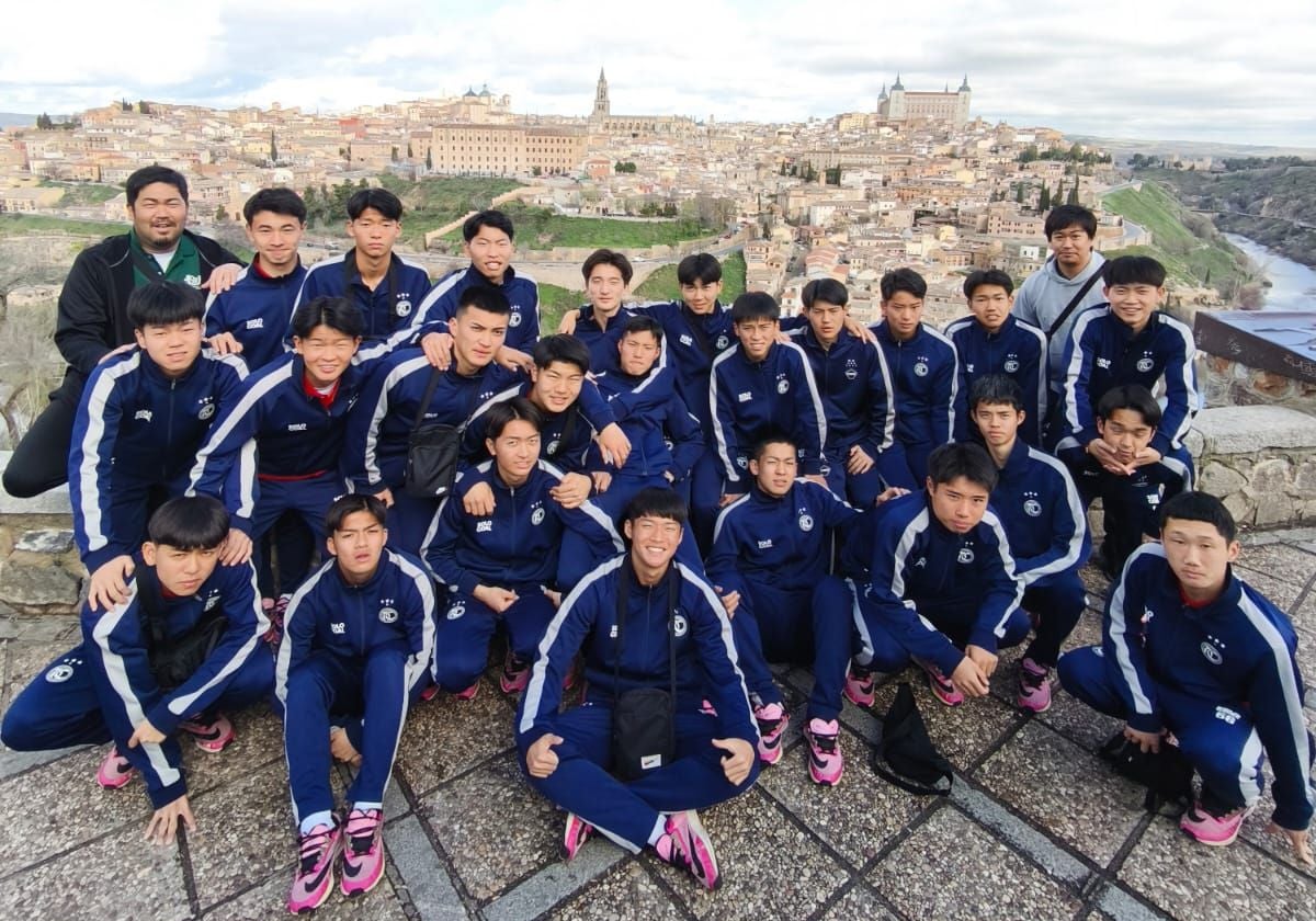Los chavales del FC Kokoku posan en el Valle, con la ciudad de fondo
