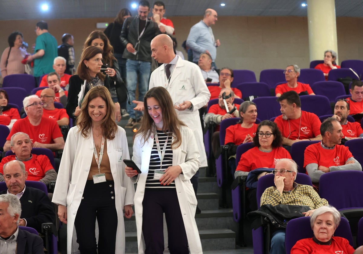 Profesionales del centro sanitario junto a pacientes