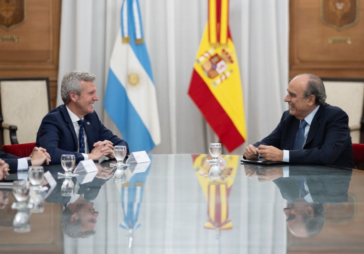 Alfonso Rueda (izq.) junto al jefe del Gabinete de Ministros de la Nación argentina, Guillermo Francos