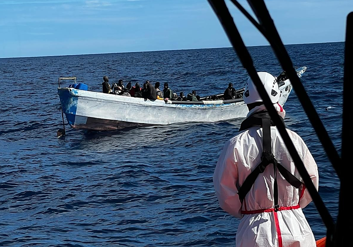 Cayuco localizado a 23 kilómetros de Gran Canaria