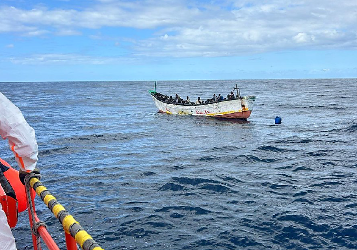 Rescate de un cayuco a 22 kilómetros de El Hierro en la tarde de este jueves
