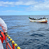 Una llamada telefónica activa el rescate de un cayuco en El Hierro con 83 personas y 17 menores