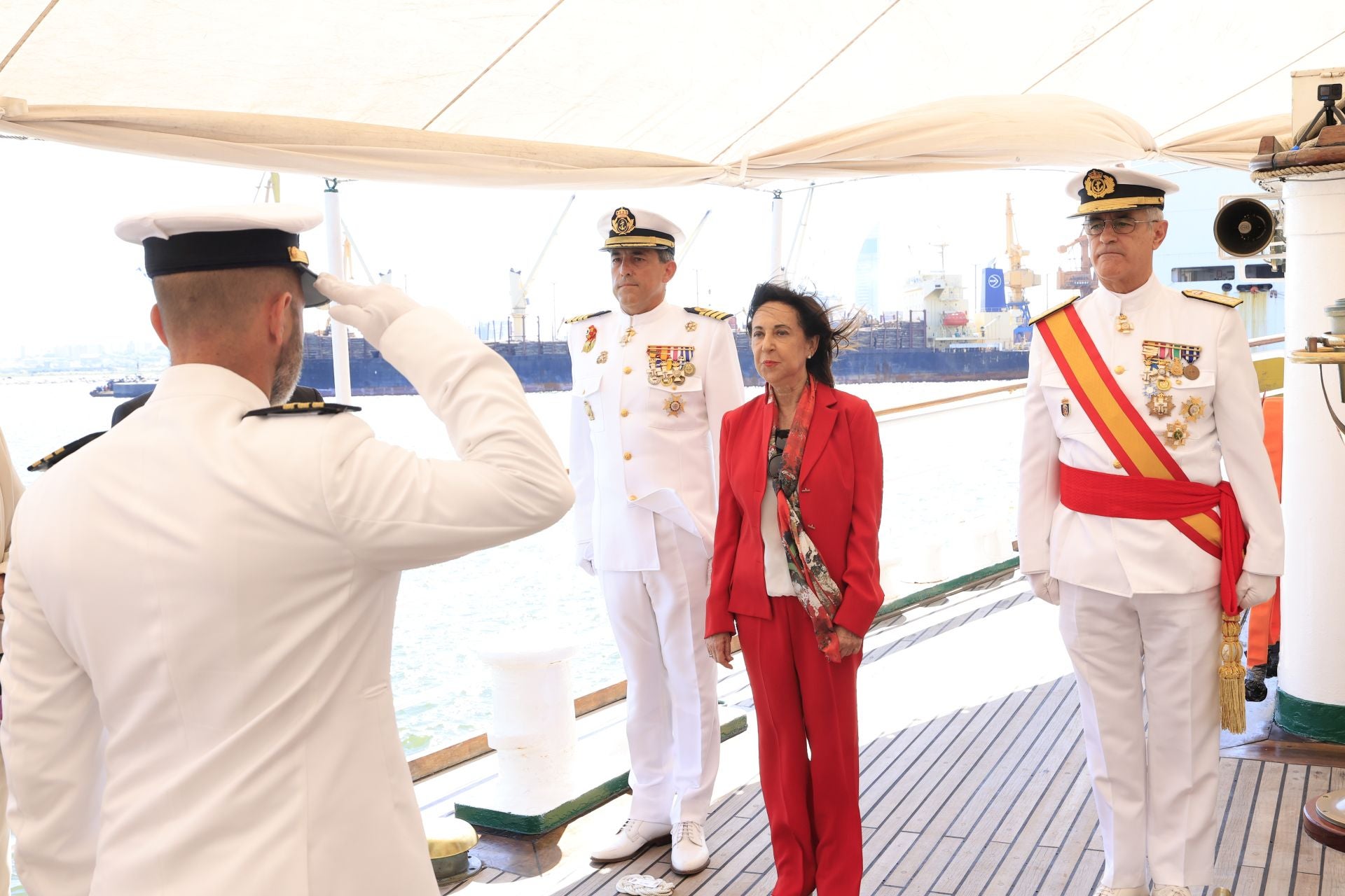 La ministra de Defensa, Margarita Robles, a su llegada al acto de jura de 45 españoles residentes en Uruguay.