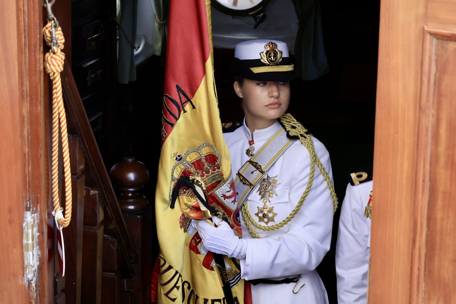 La Princesa Leonor porta la enseña nacional este viernes en Montevideo.