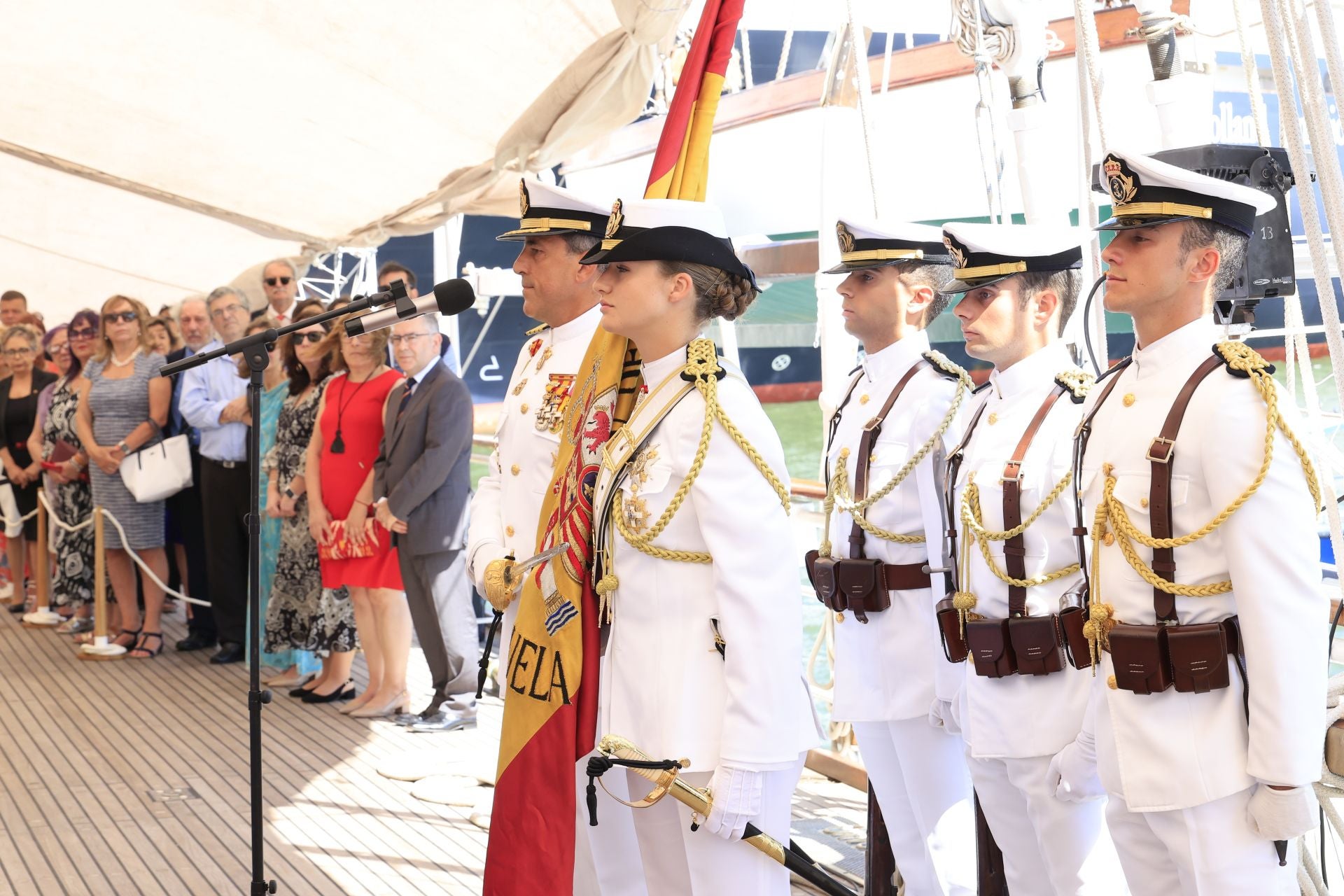 La Princesa porta la bandera nacional en Uruguay, uno de los países con más inmigrantes españoles.