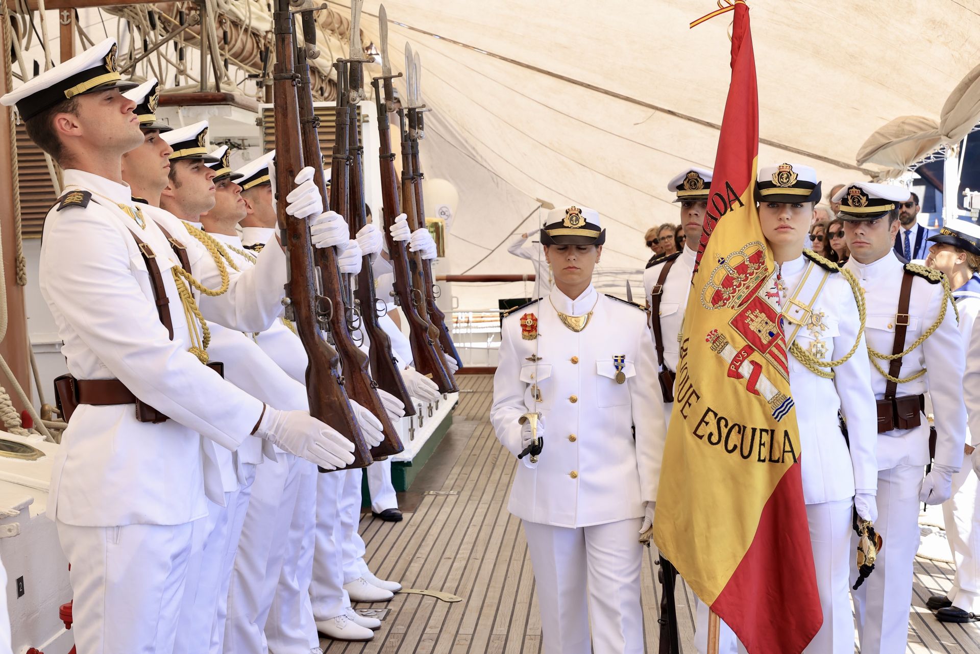 La Princesa Leonor camina a paso firme con la bandera española en la cubierta de Elcano.