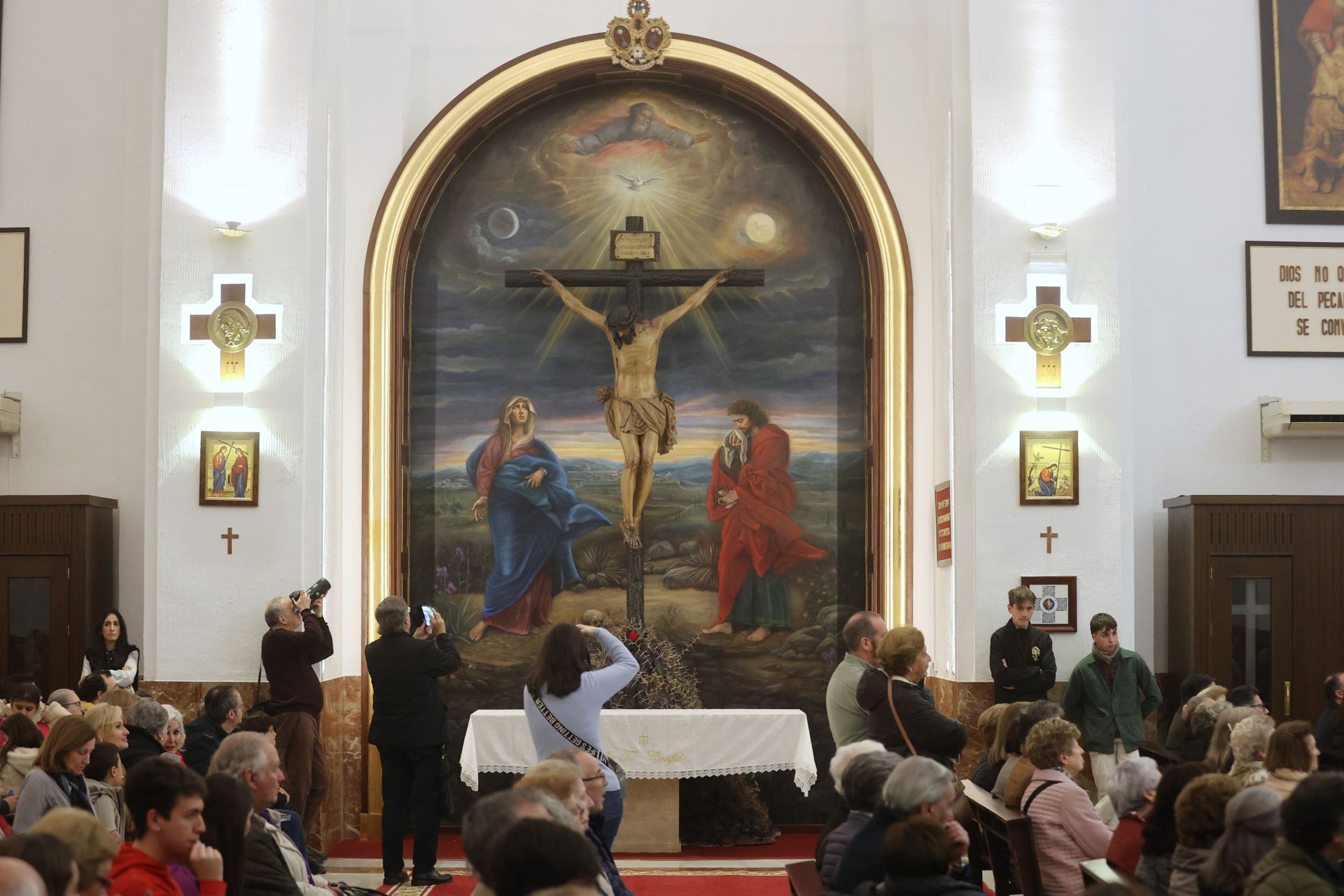 La bendición de la obra pictórica de Rafael Castejón para el Cristo de la Confianza de Córdoba, en imágenes