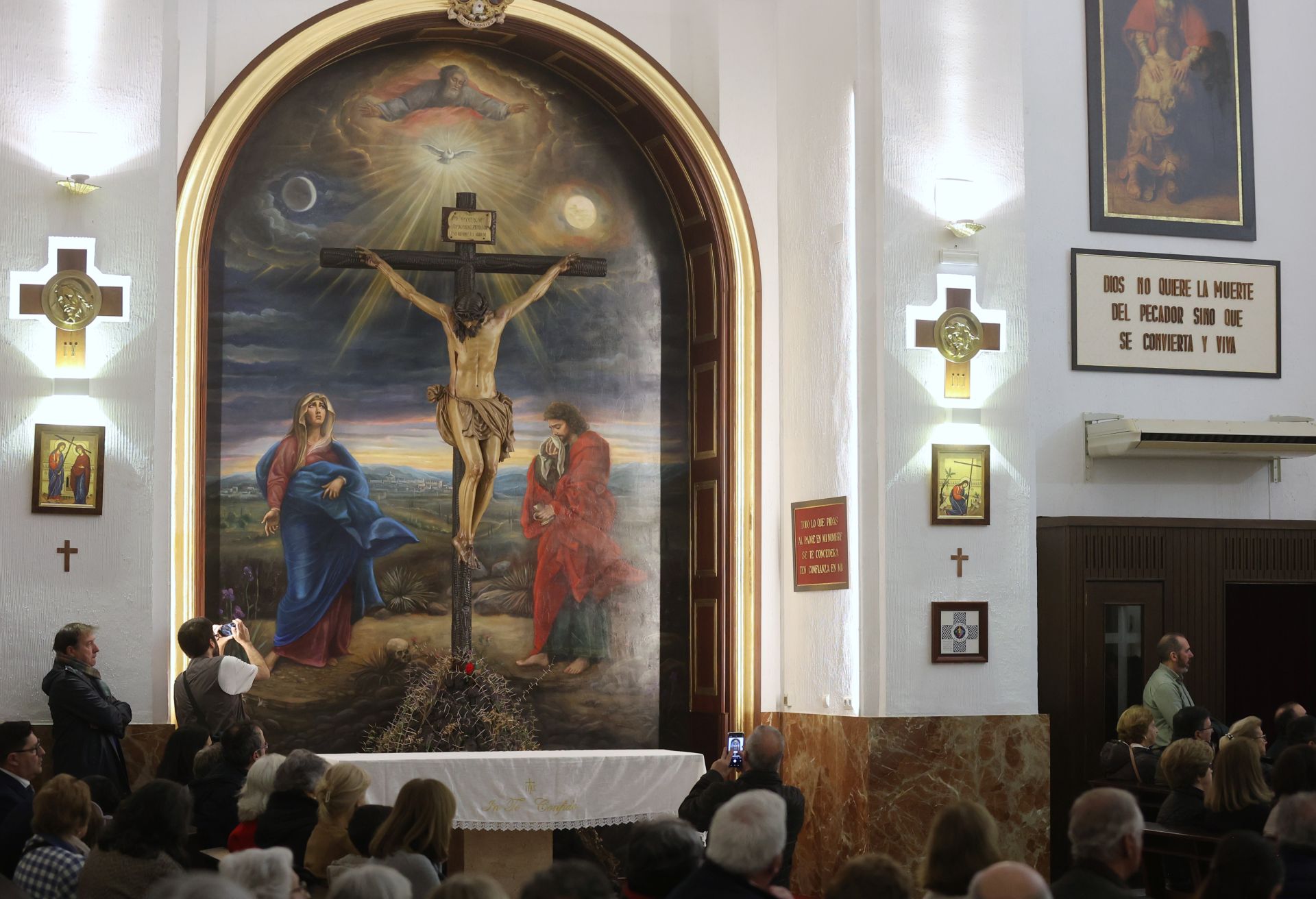 La bendición de la obra pictórica de Rafael Castejón para el Cristo de la Confianza de Córdoba, en imágenes